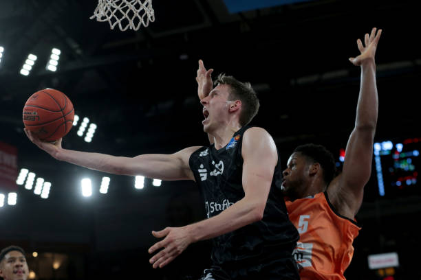 映在赛场成 映在赛场成